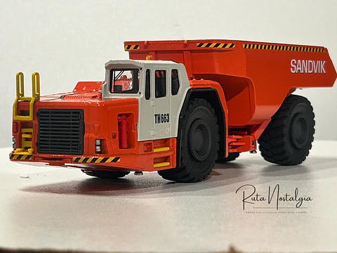 Camión Dumper Subterráneo Sandvik Toro TH663  — Conrad Modelle - Escala 1:50. Equipo minería subterránea bajo perfil de 63 ton.