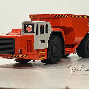 Camión Dumper  Sandvik Toro TH663  — Conrad Modelle. Escala 1:50. Equipo minería subterránea bajo perfil de 63 t | Chile