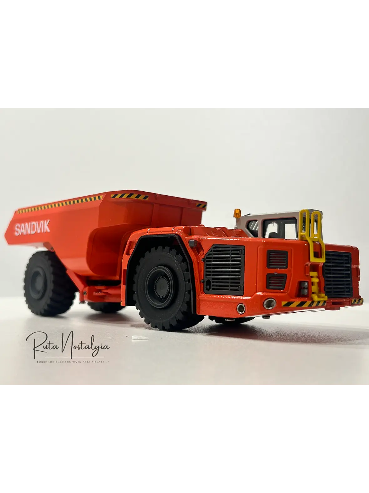 Camión Dumper Subterráneo Sandvik Toro TH663  — Conrad Modelle - Escala 1:50. Equipo minería subterránea bajo perfil de 63 ton. 9