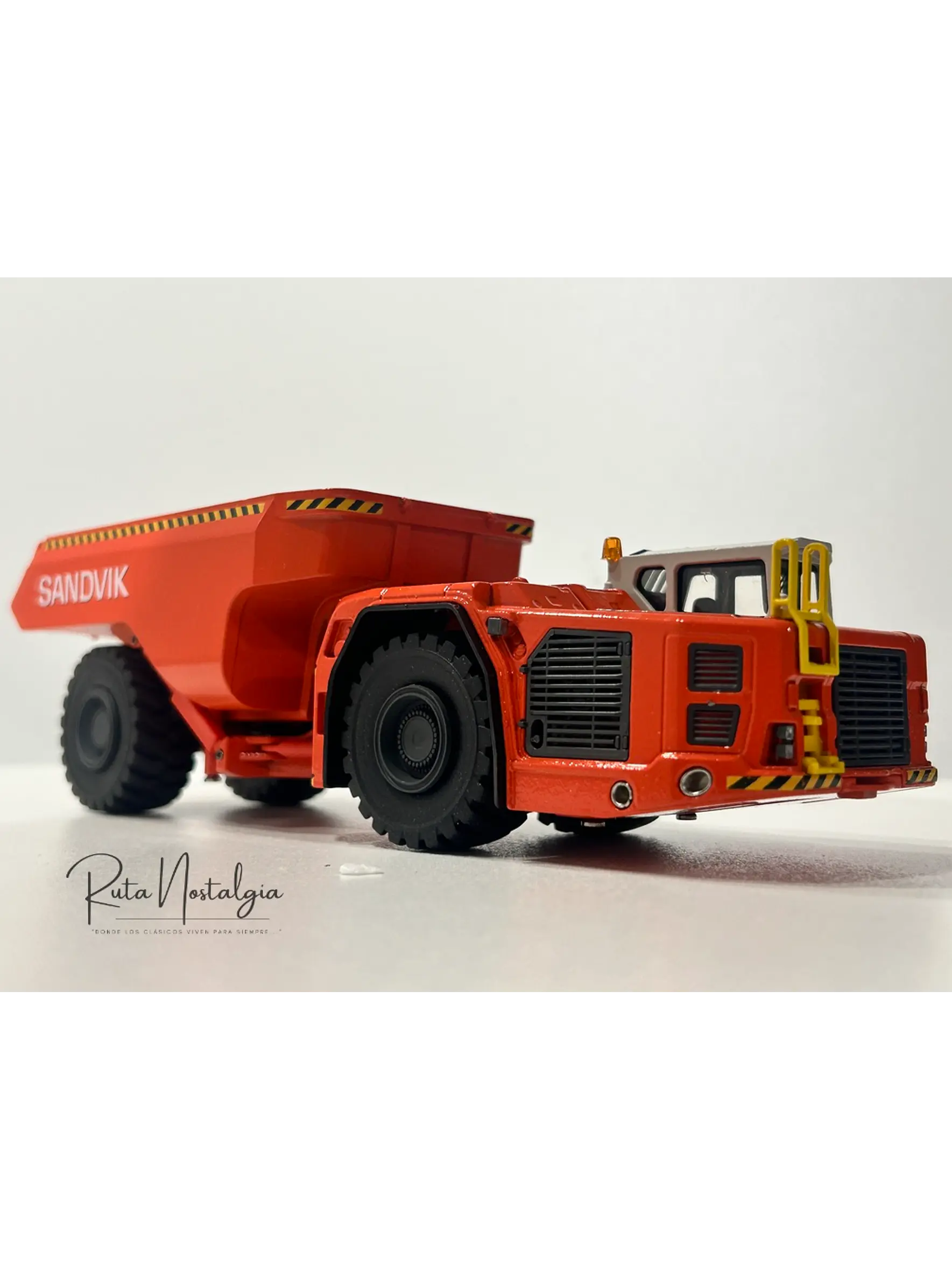 Camión Dumper Subterráneo Sandvik Toro TH663  — Conrad Modelle - Escala 1:50. Equipo minería subterránea bajo perfil de 63 ton. 9