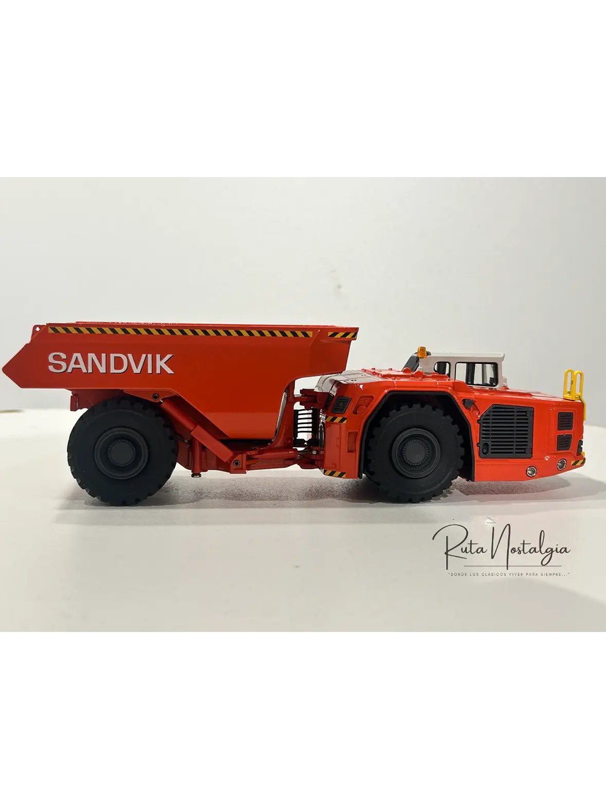 Camión Dumper Subterráneo Sandvik Toro TH663  — Conrad Modelle - Escala 1:50. Equipo minería subterránea bajo perfil de 63 ton. 5