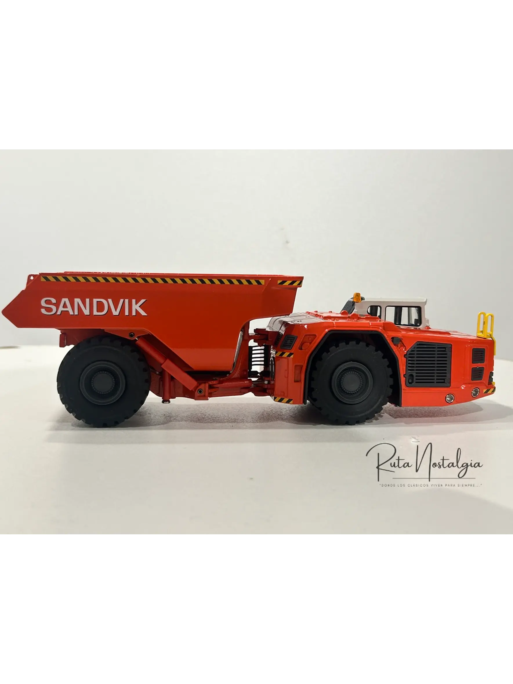 Camión Dumper Subterráneo Sandvik Toro TH663  — Conrad Modelle - Escala 1:50. Equipo minería subterránea bajo perfil de 63 ton. 5