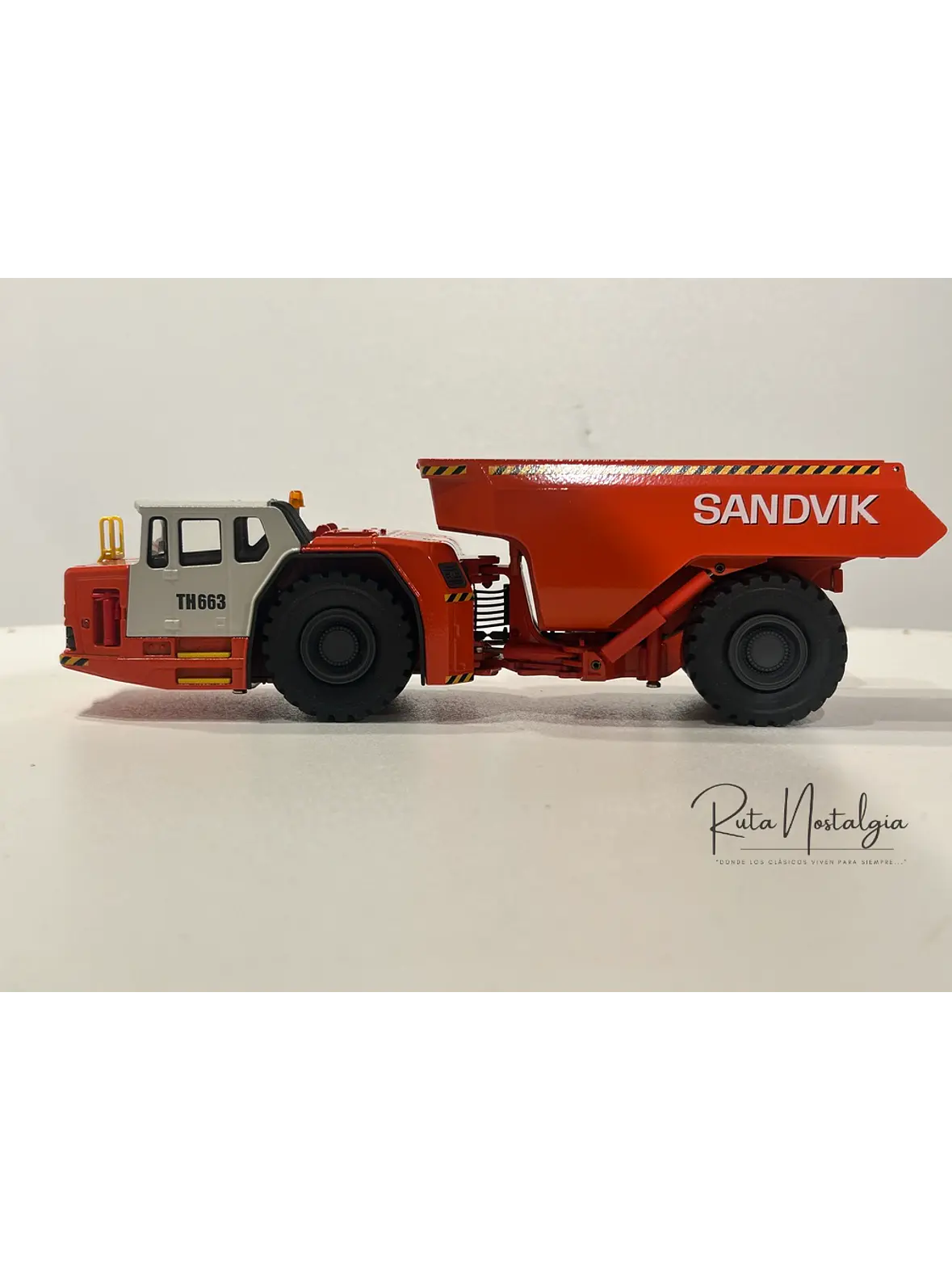 Camión Dumper Subterráneo Sandvik Toro TH663  — Conrad Modelle - Escala 1:50. Equipo minería subterránea bajo perfil de 63 ton. 8