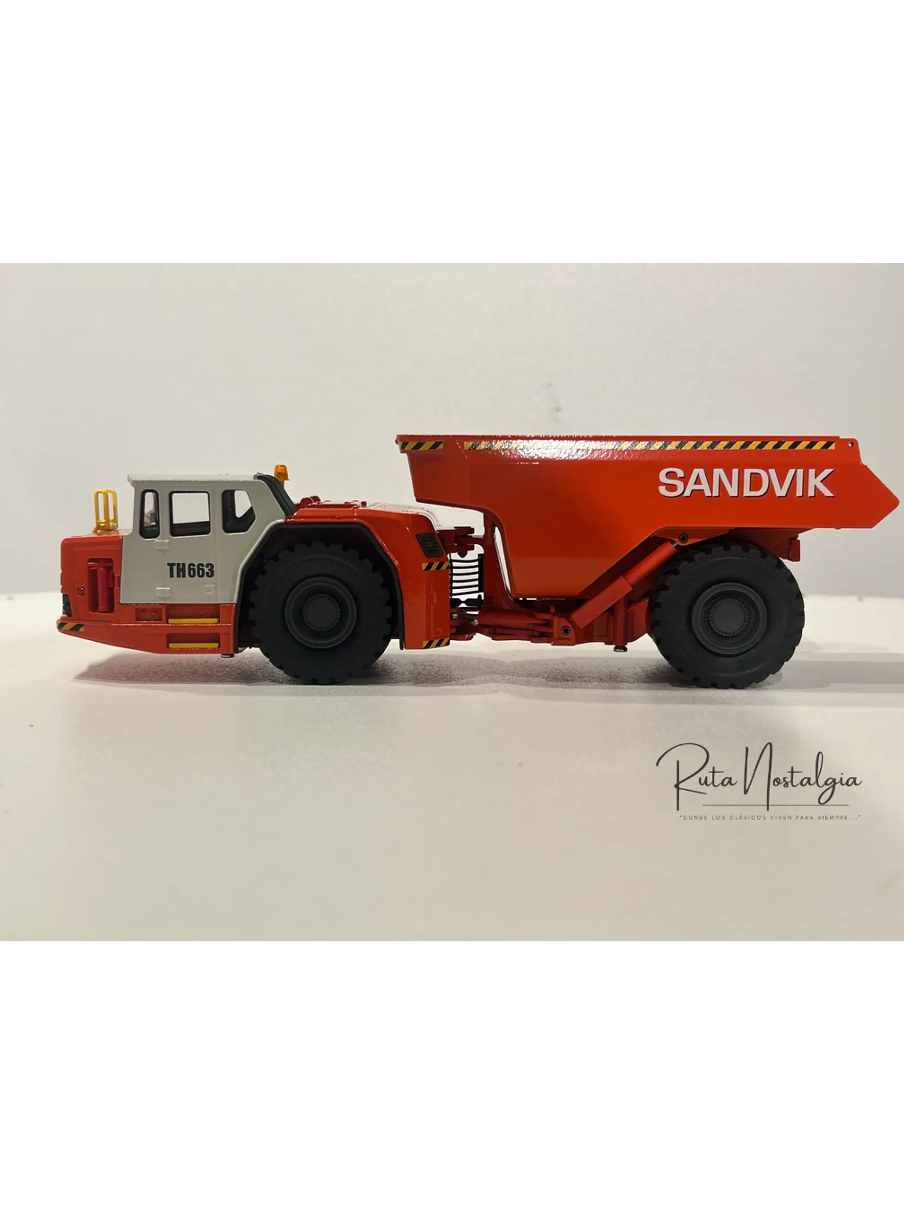 Camión Dumper Subterráneo Sandvik Toro TH663  — Conrad Modelle - Escala 1:50. Equipo minería subterránea bajo perfil de 63 ton. 8