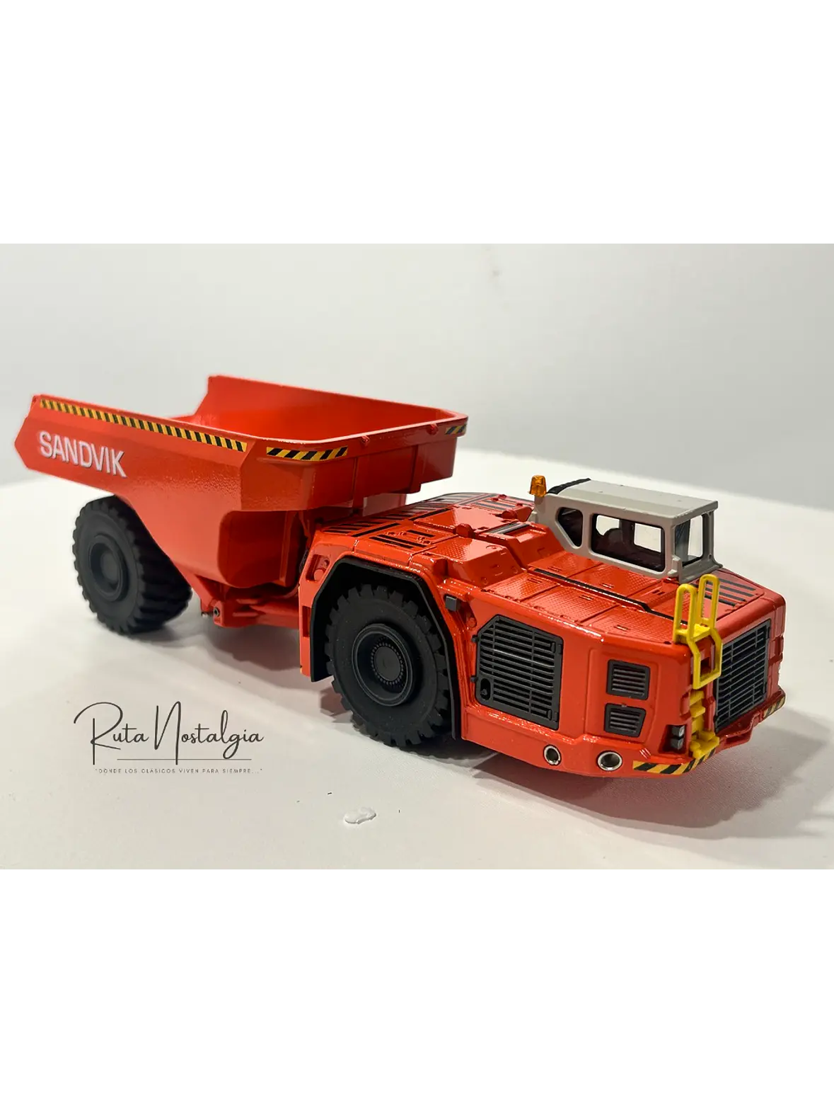 Camión Dumper Subterráneo Sandvik Toro TH663  — Conrad Modelle - Escala 1:50. Equipo minería subterránea bajo perfil de 63 ton. 1