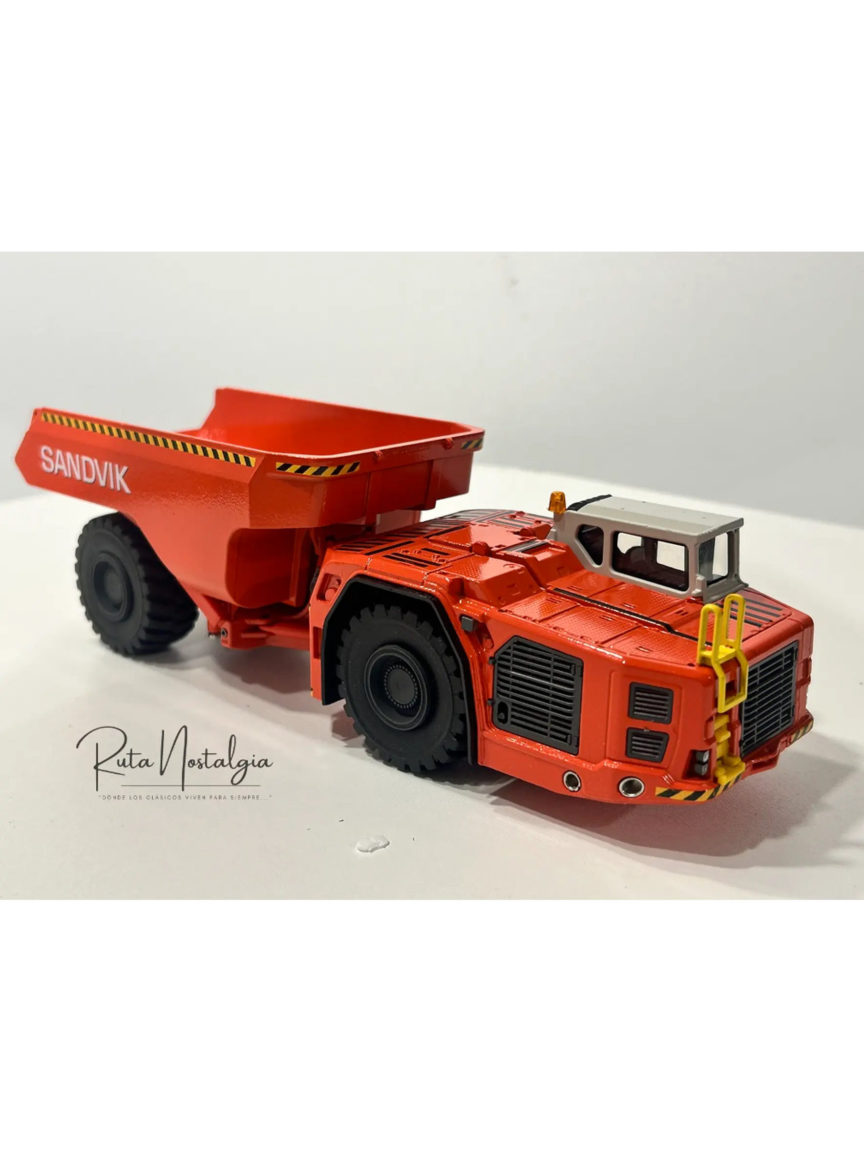 Camión Dumper Subterráneo Sandvik Toro TH663  — Conrad Modelle - Escala 1:50. Equipo minería subterránea bajo perfil de 63 ton. 1