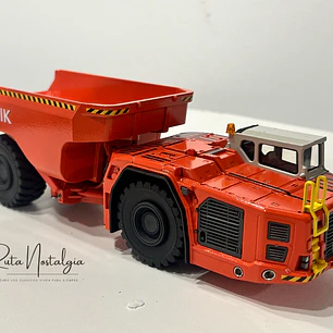 Camión Dumper Subterráneo Sandvik Toro TH663  — Conrad Modelle - Escala 1:50. Equipo minería subterránea bajo perfil de 63 ton.