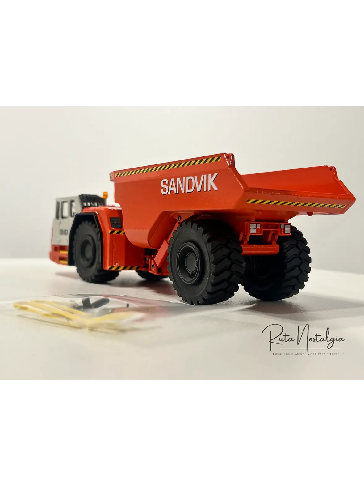 Camión Dumper Subterráneo Sandvik Toro TH663  — Conrad Modelle - Escala 1:50. Equipo minería subterránea bajo perfil de 63 ton. 7