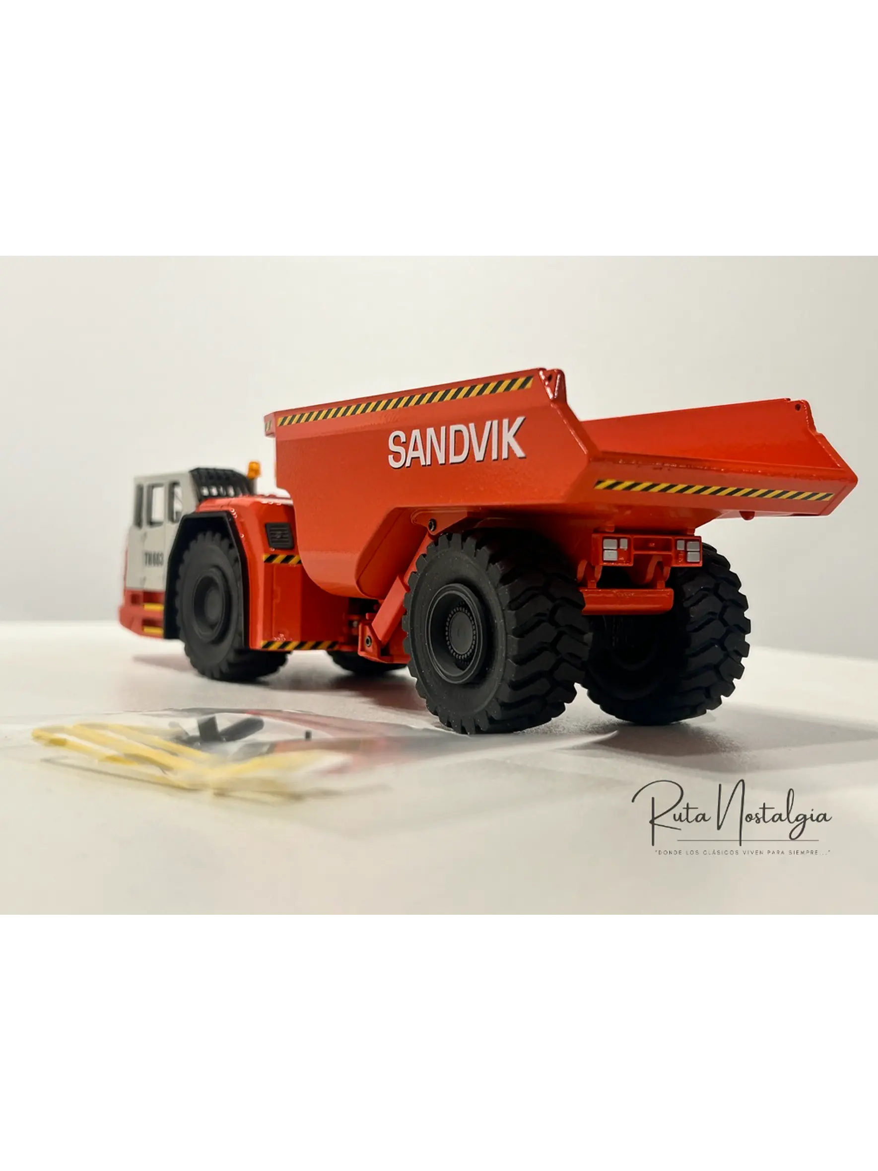 Camión Dumper Subterráneo Sandvik Toro TH663  — Conrad Modelle - Escala 1:50. Equipo minería subterránea bajo perfil de 63 ton. 7