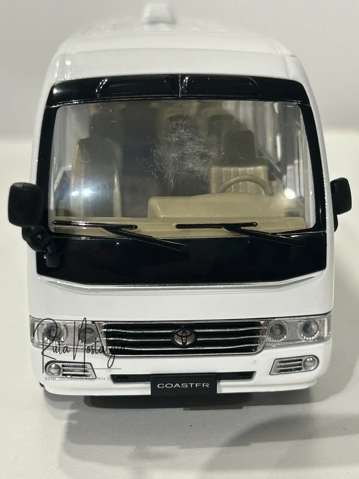 Toyota Coaster – Minibús Clásico Escala 1:24 – OEM Diecast 3