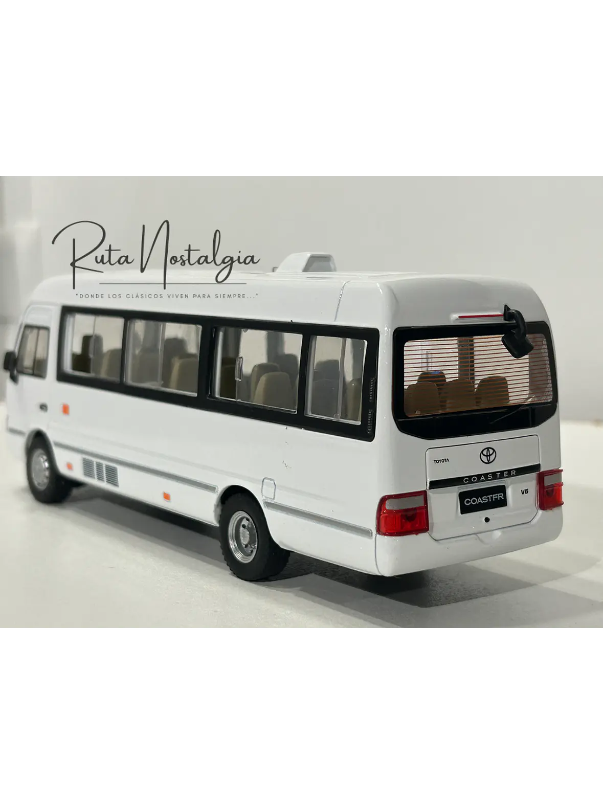 Toyota Coaster – Minibús Clásico Escala 1:24 – OEM Diecast 6