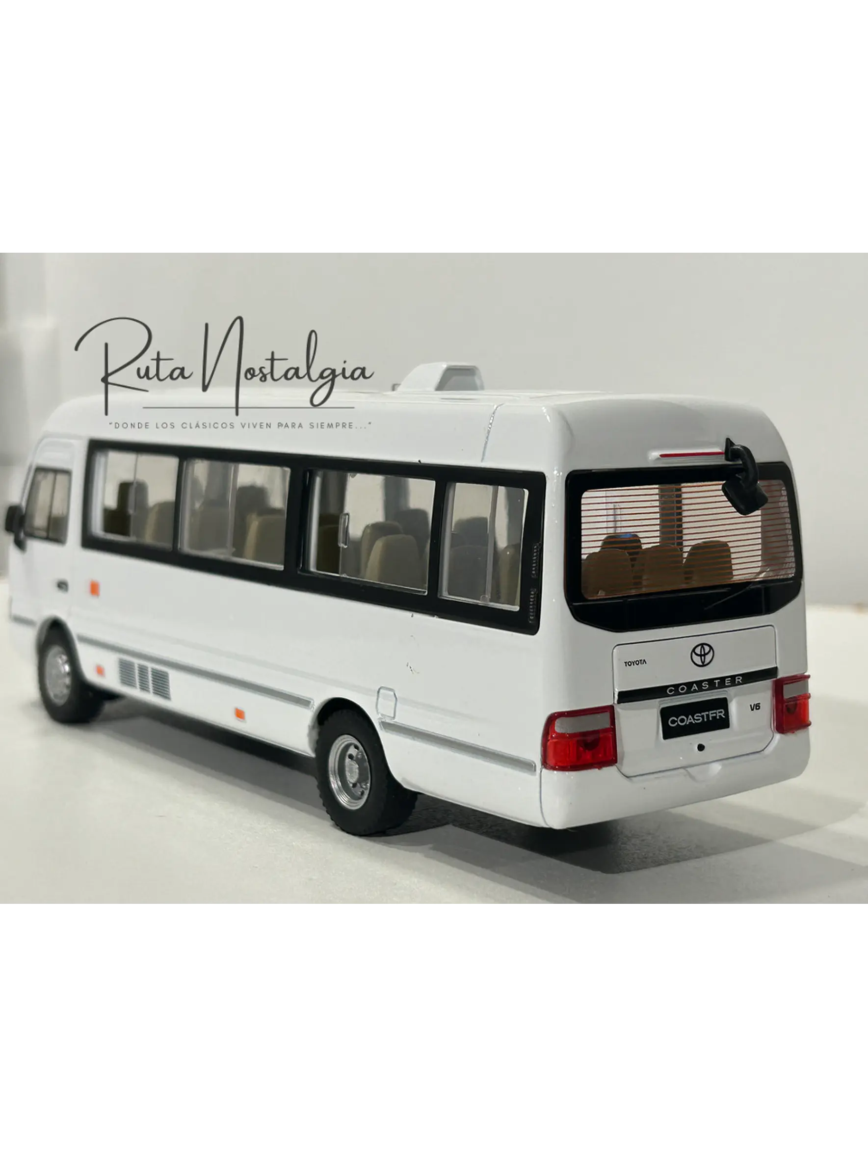 Toyota Coaster – Minibús Clásico Escala 1:24 – OEM Diecast 6