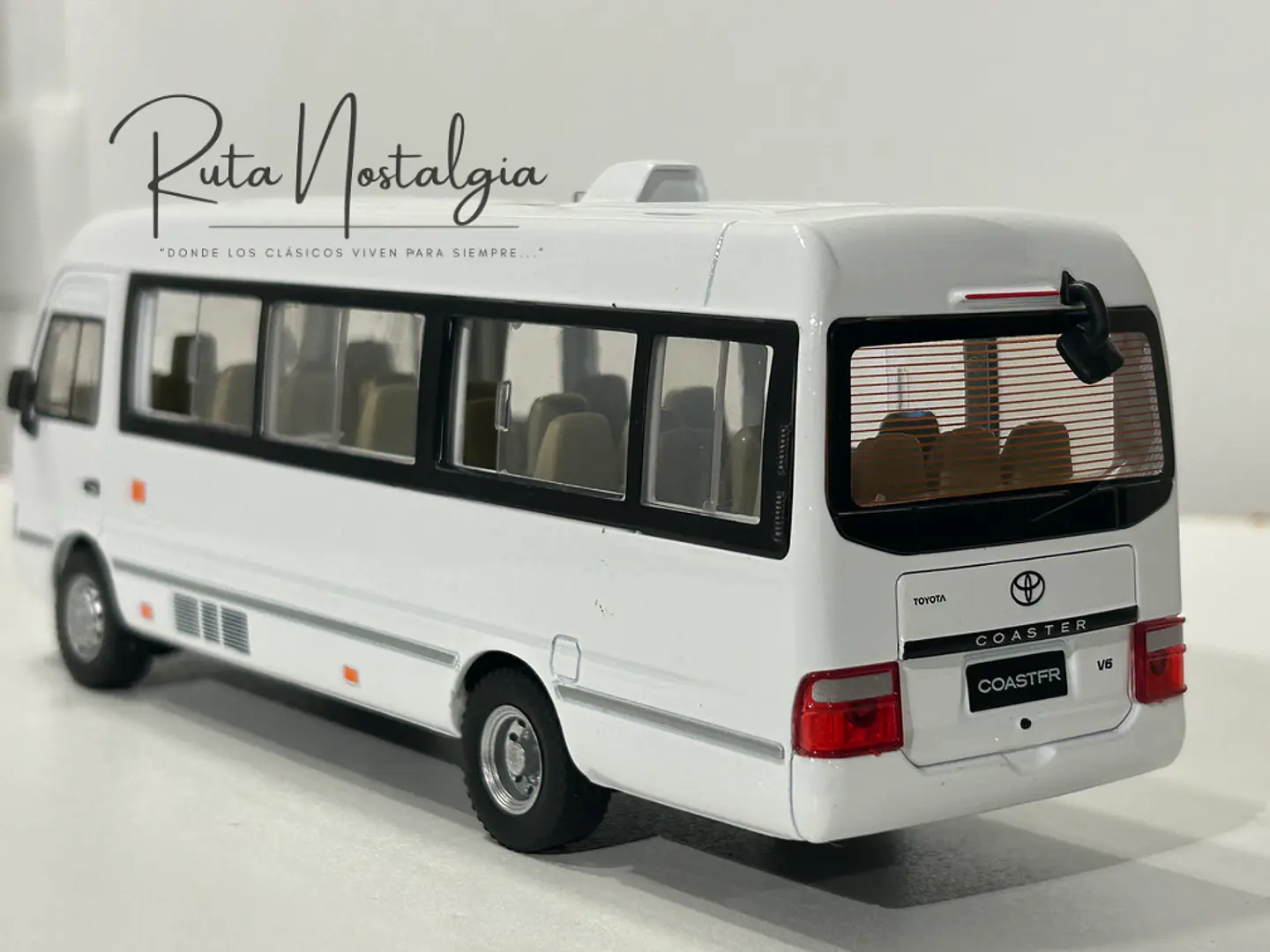 Bus Toyota Coaster 1:24 Coleccionable Diecast 6