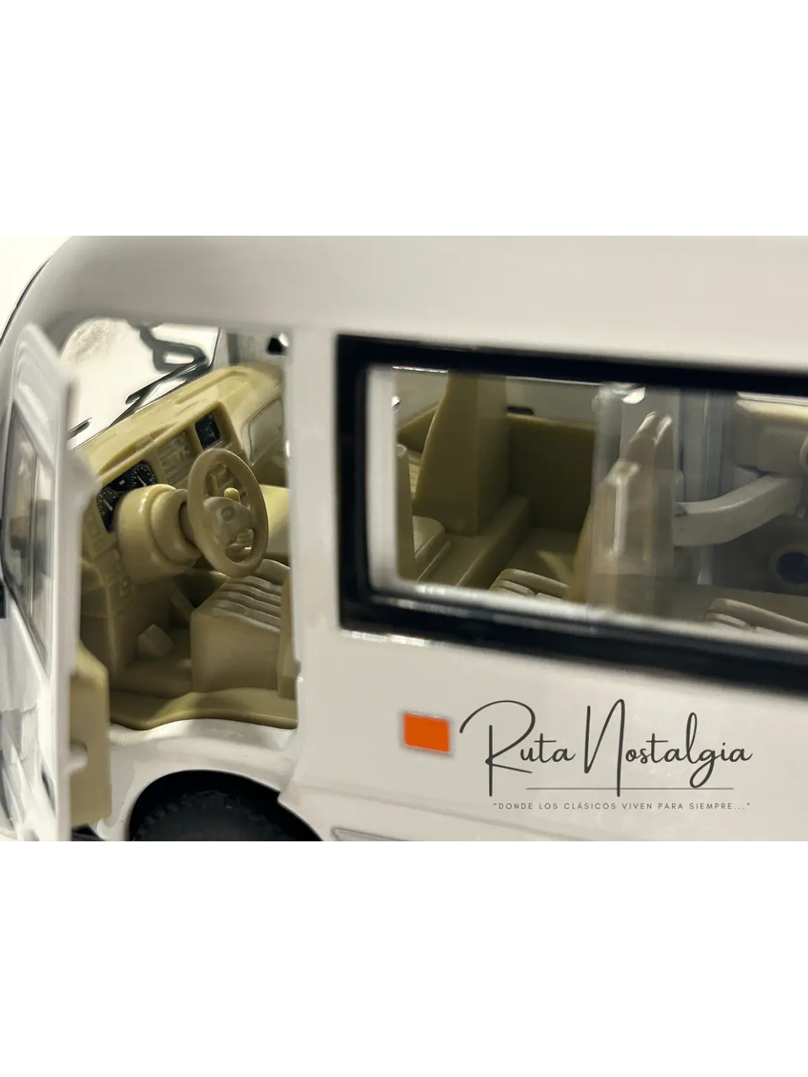 Toyota Coaster – Minibús Clásico Escala 1:24 – OEM Diecast 2