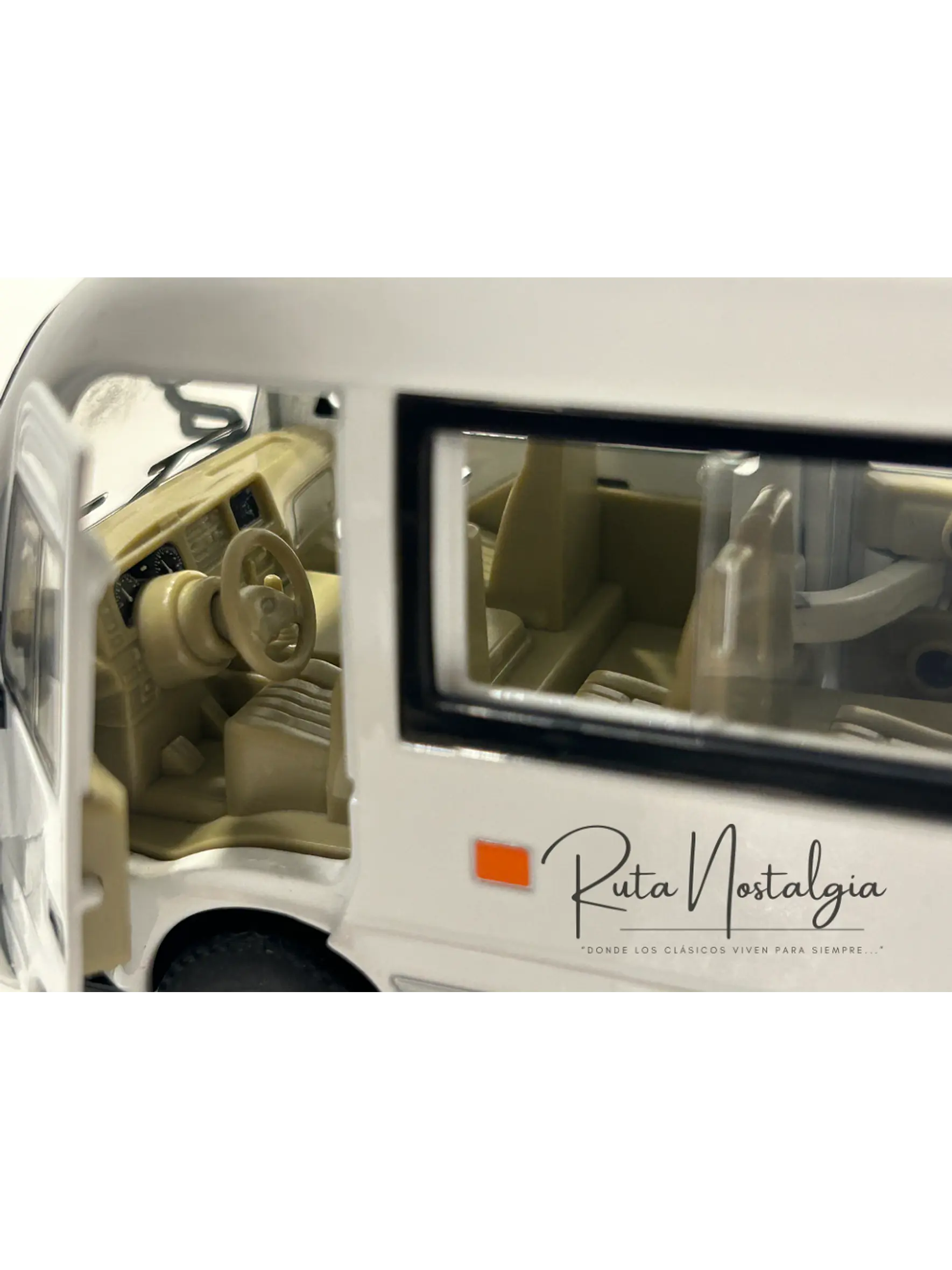 Toyota Coaster – Minibús Clásico Escala 1:24 – OEM Diecast 2