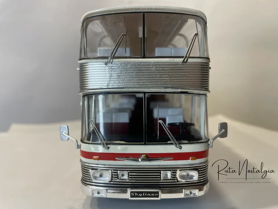 Bus Neoplan Skyliner NH 22L | IXO Escala 1:43 4