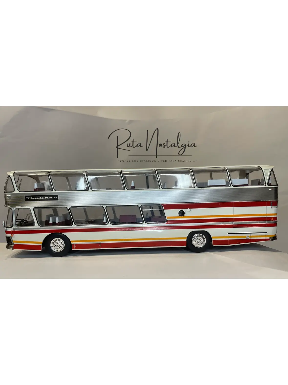 Bus Neoplan Skyliner NH 22L – Miniatura Ixo Models Escala 1:43 (Doble piso de lujo) 6