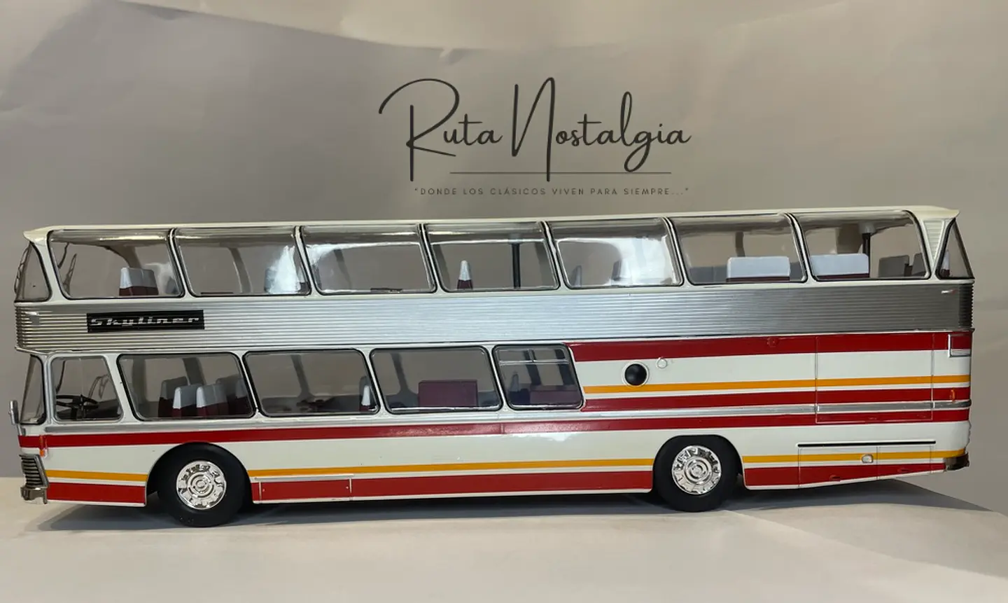 Bus Neoplan Skyliner NH 22L | IXO Escala 1:43 6