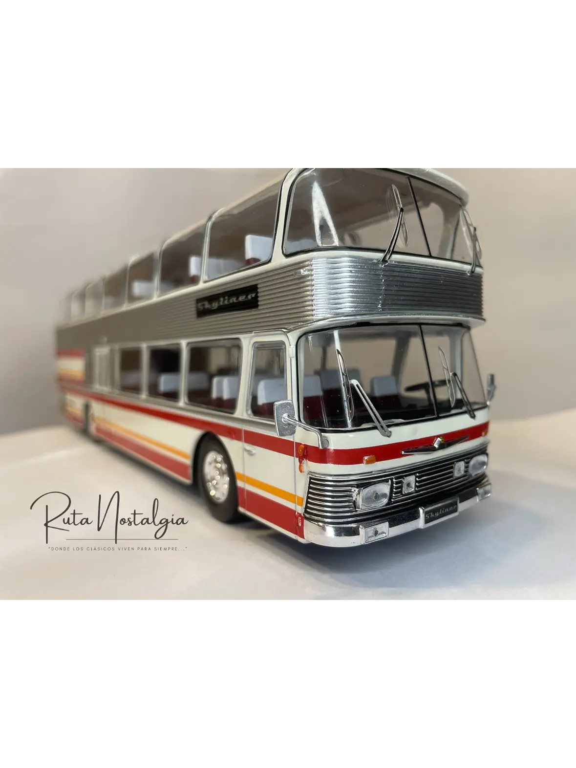 Bus Neoplan Skyliner NH 22L – Miniatura Ixo Models Escala 1:43 (Doble piso de lujo) 12