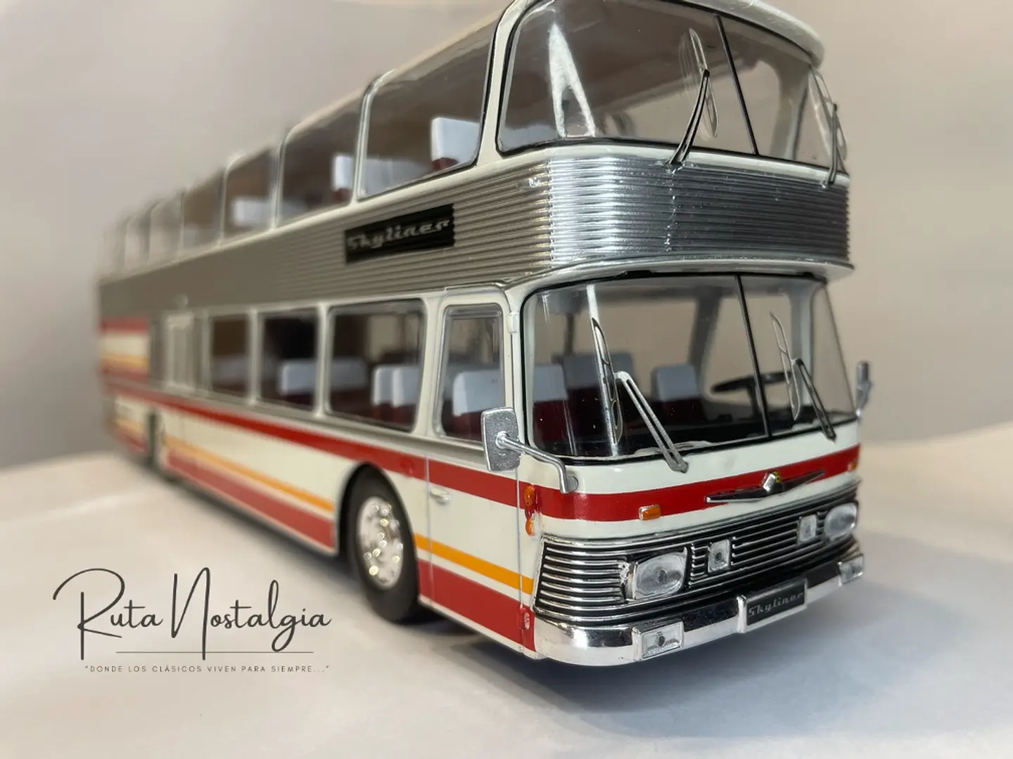 Bus Neoplan Skyliner NH 22L | IXO Escala 1:43 12