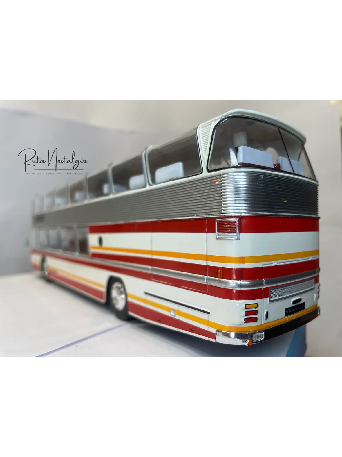 Bus Neoplan Skyliner NH 22L – Miniatura Ixo Models Escala 1:43 (Doble piso de lujo) 7