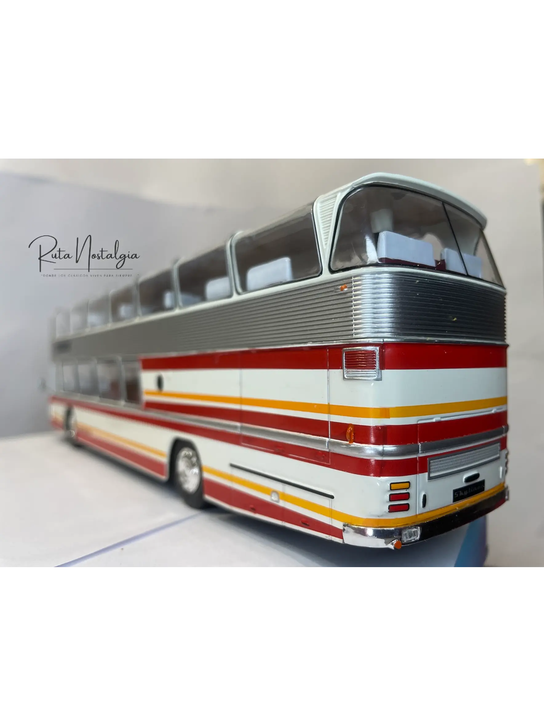 Bus Neoplan Skyliner NH 22L – Miniatura Ixo Models Escala 1:43 (Doble piso de lujo) 7