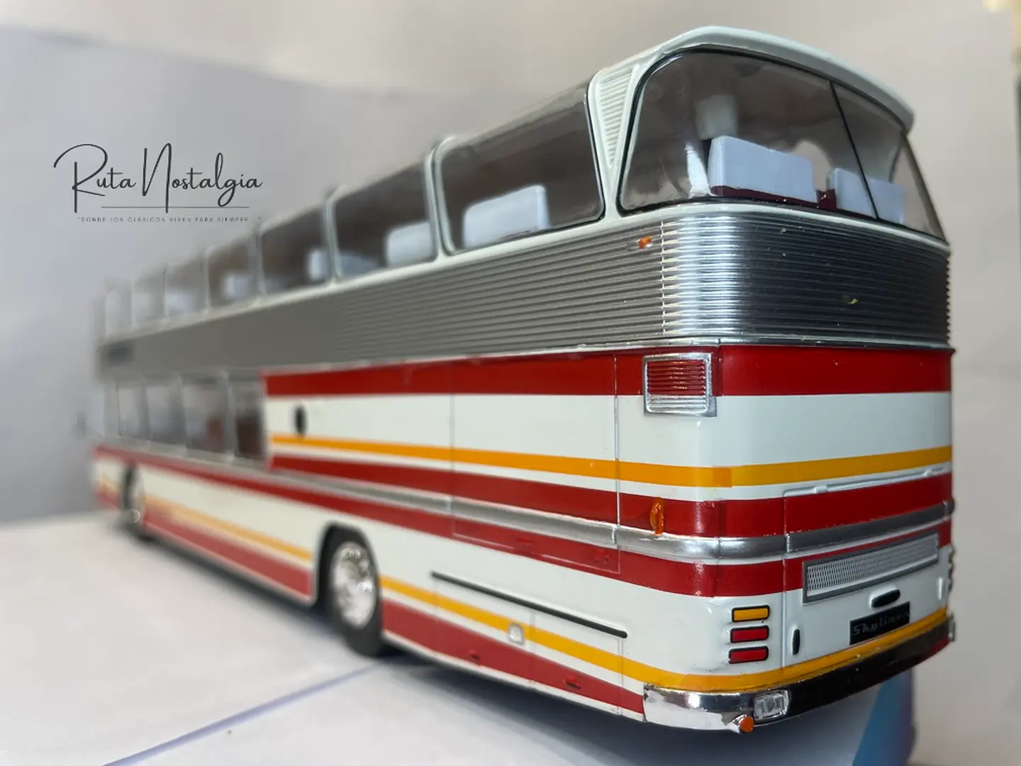 Bus Neoplan Skyliner NH 22L | IXO Escala 1:43 7
