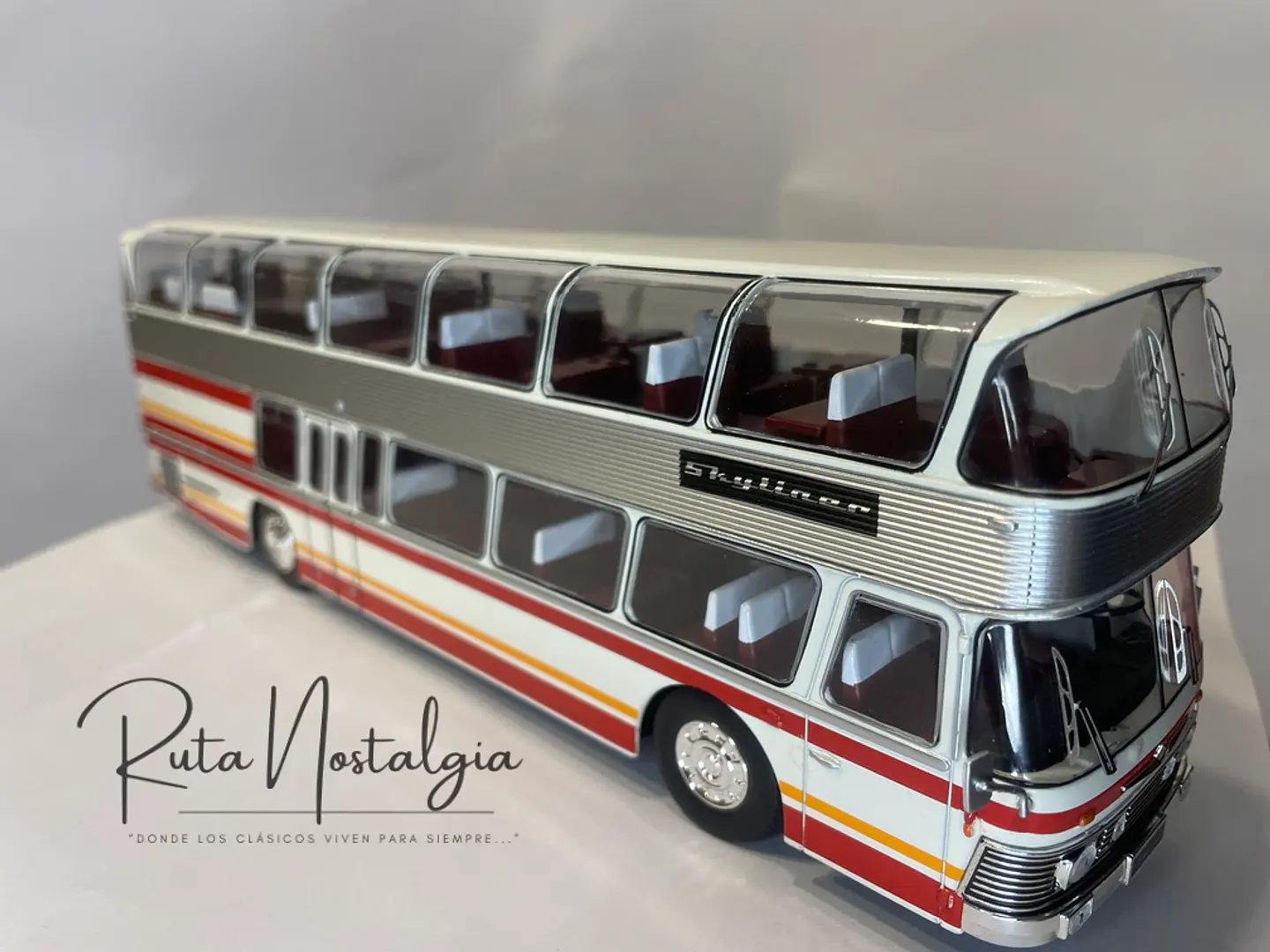 Bus Neoplan Skyliner NH 22L | IXO Escala 1:43 3