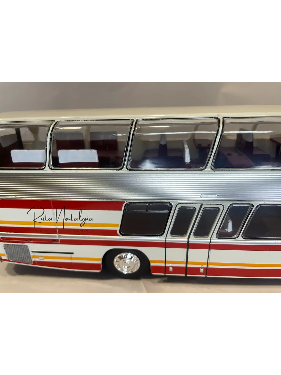 Bus Neoplan Skyliner NH 22L – Miniatura Ixo Models Escala 1:43 (Doble piso de lujo) 10