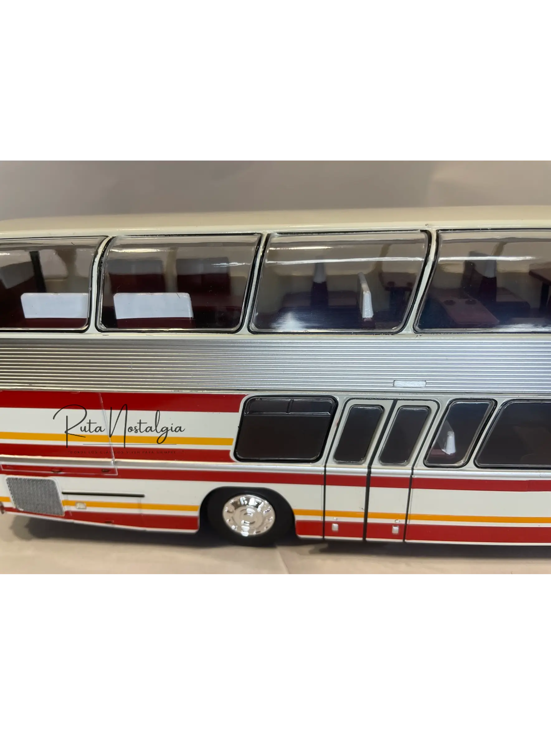 Bus Neoplan Skyliner NH 22L – Miniatura Ixo Models Escala 1:43 (Doble piso de lujo) 10