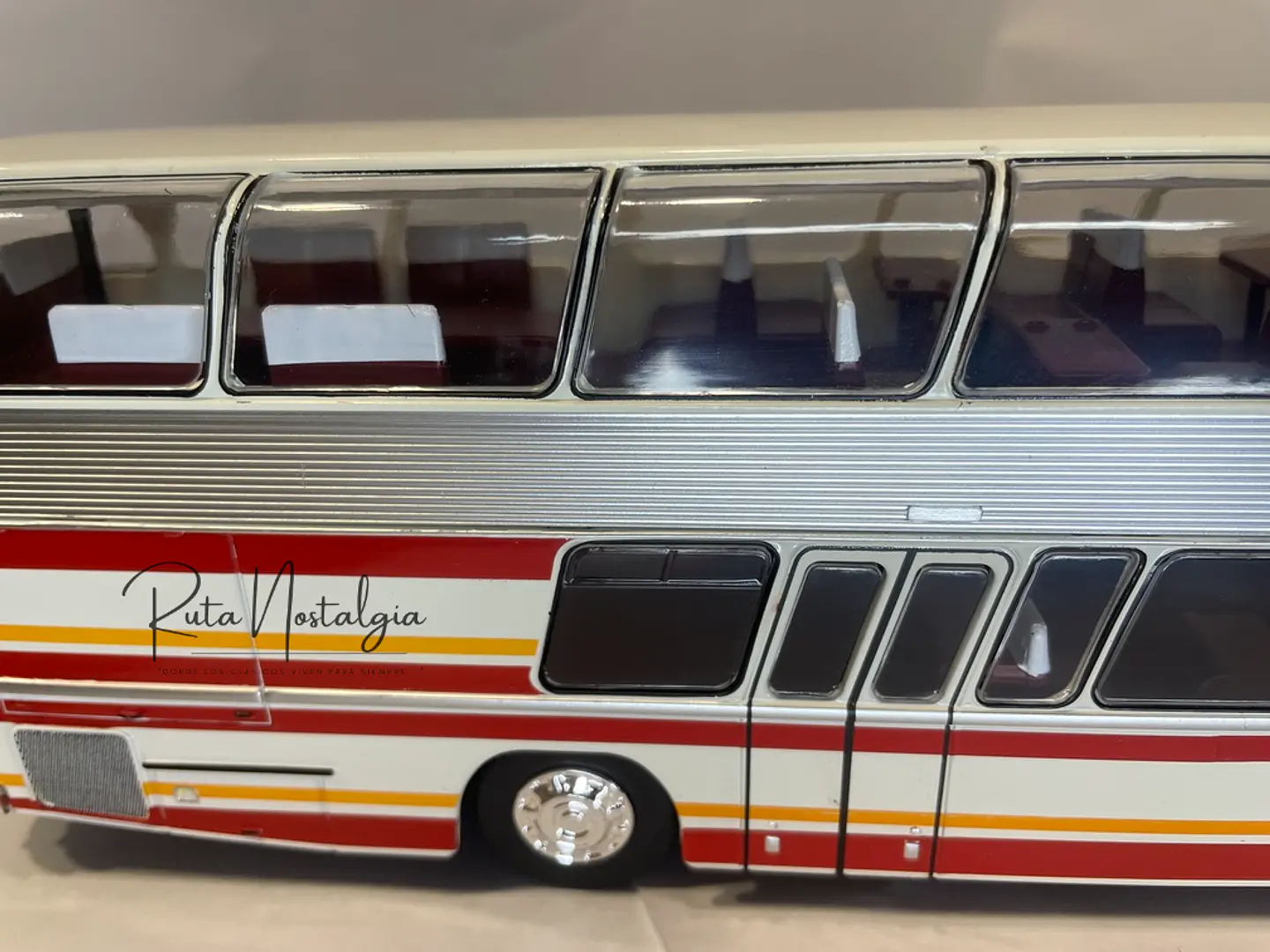 Bus Neoplan Skyliner NH 22L | IXO Escala 1:43 10