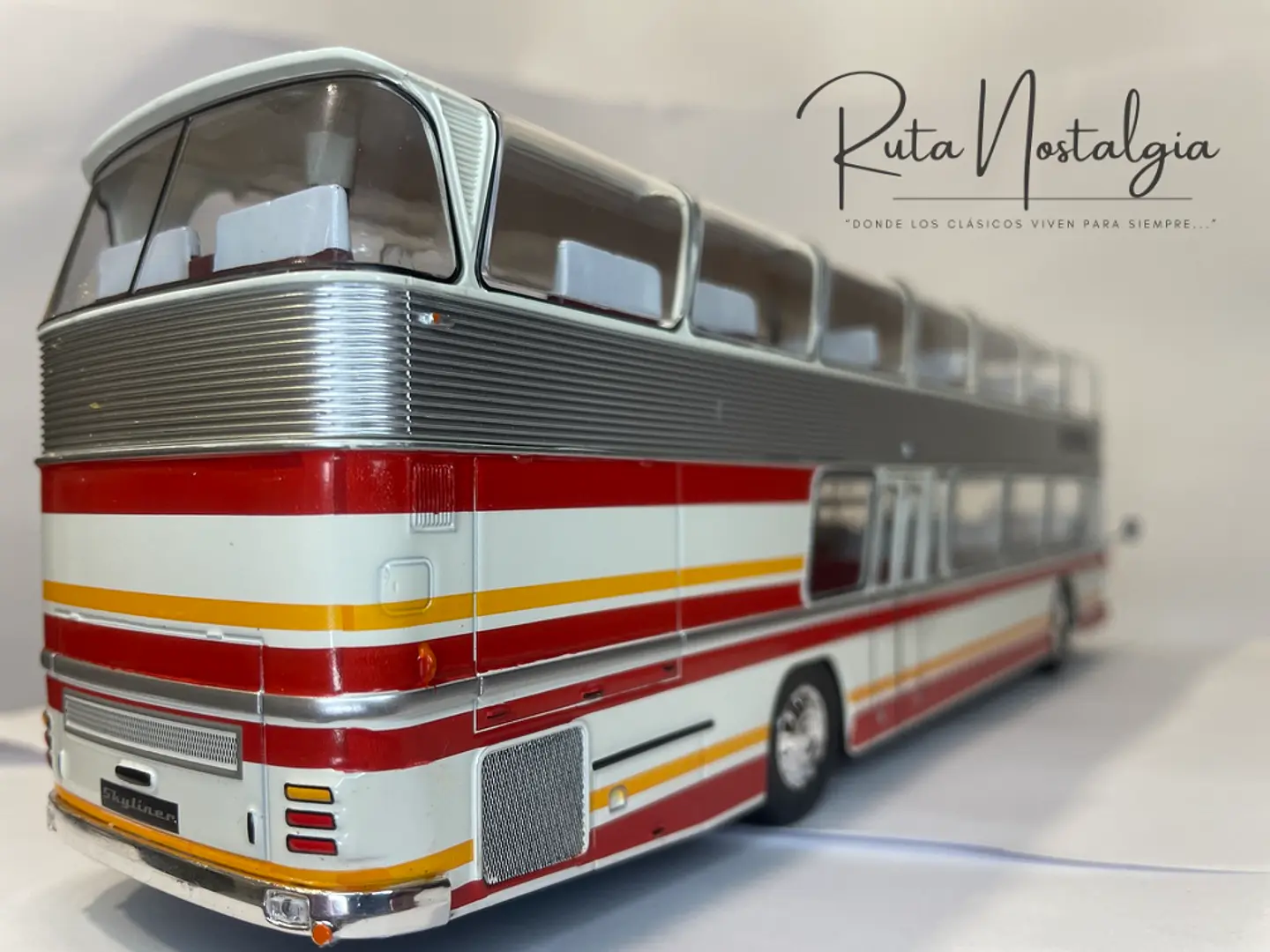 Bus Neoplan Skyliner NH 22L | IXO Escala 1:43 9