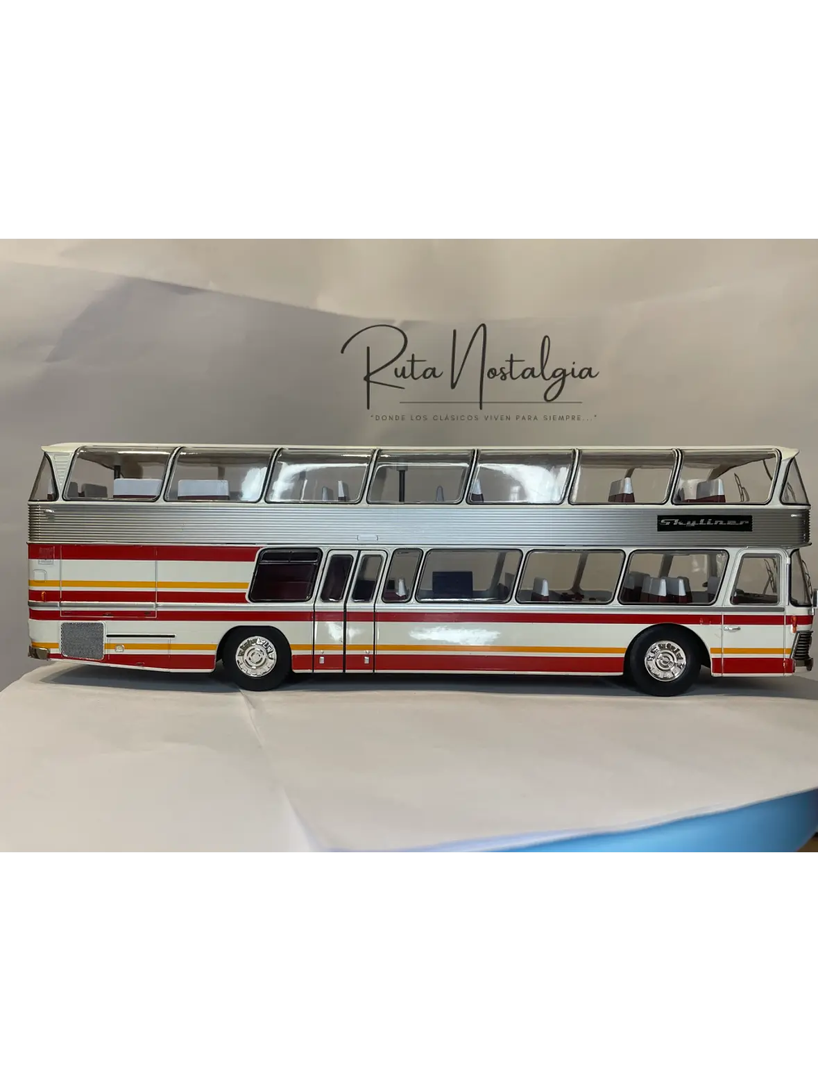 Bus Neoplan Skyliner NH 22L – Miniatura Ixo Models Escala 1:43 (Doble piso de lujo) 11