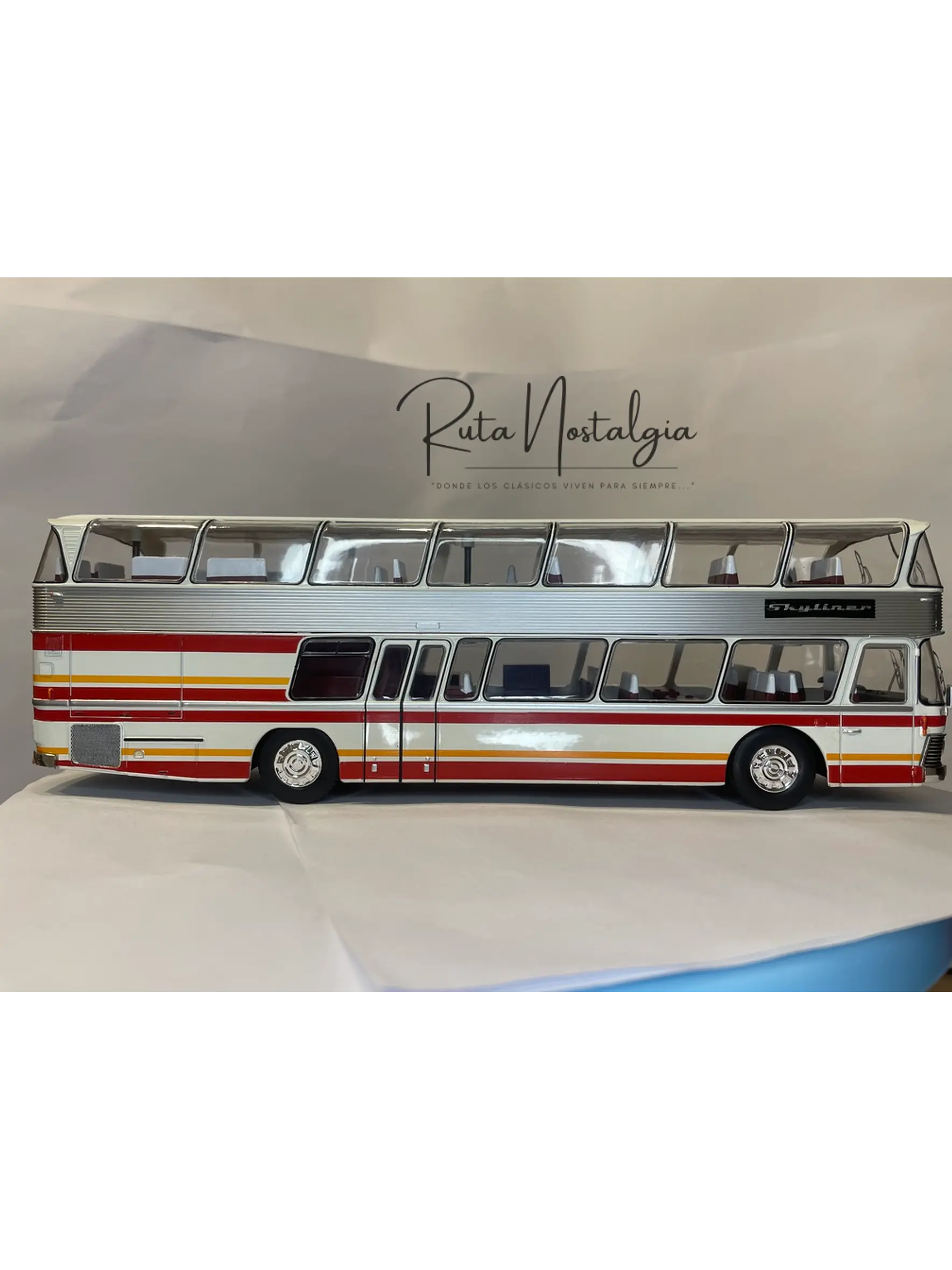 Bus Neoplan Skyliner NH 22L – Miniatura Ixo Models Escala 1:43 (Doble piso de lujo) 11