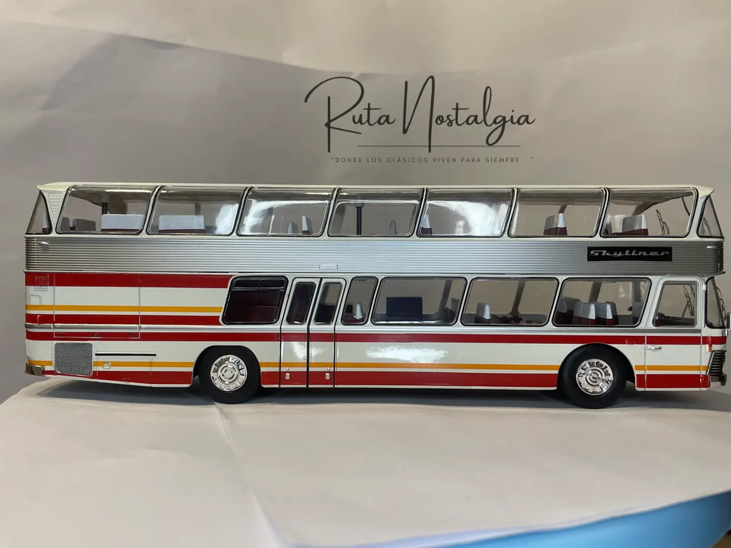 Bus Neoplan Skyliner NH 22L | IXO Escala 1:43 11