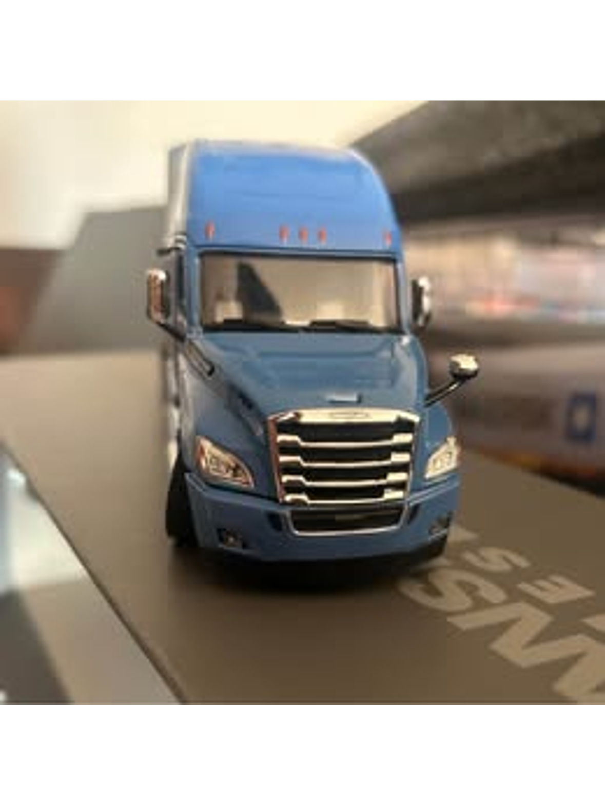 Freightliner Cascadia con tráiler esqueletal y contenedor 40’ MAERSK – Diecast Masters 1:50 2