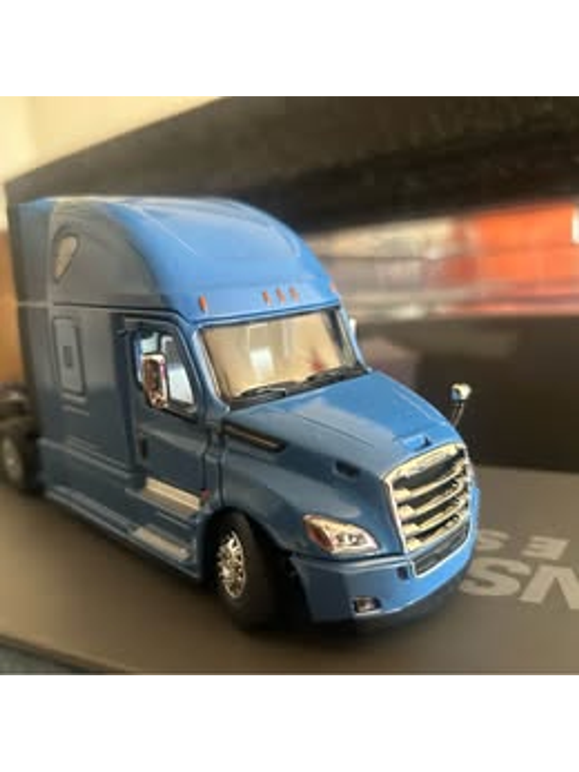 Freightliner Cascadia con tráiler esqueletal y contenedor 40’ MAERSK – Diecast Masters 1:50 3