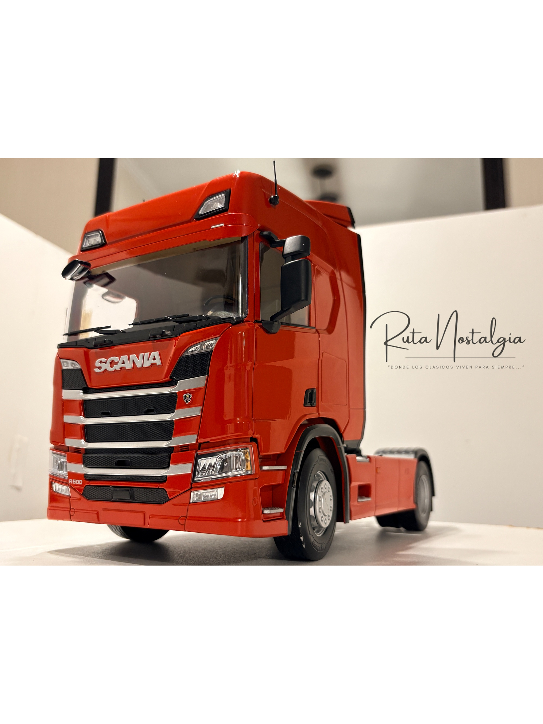 Scania R-Series Topline Roja 2019 1:18 Premium ClassiXXs by IXO | Tractocamión Scania R500 de colección 1