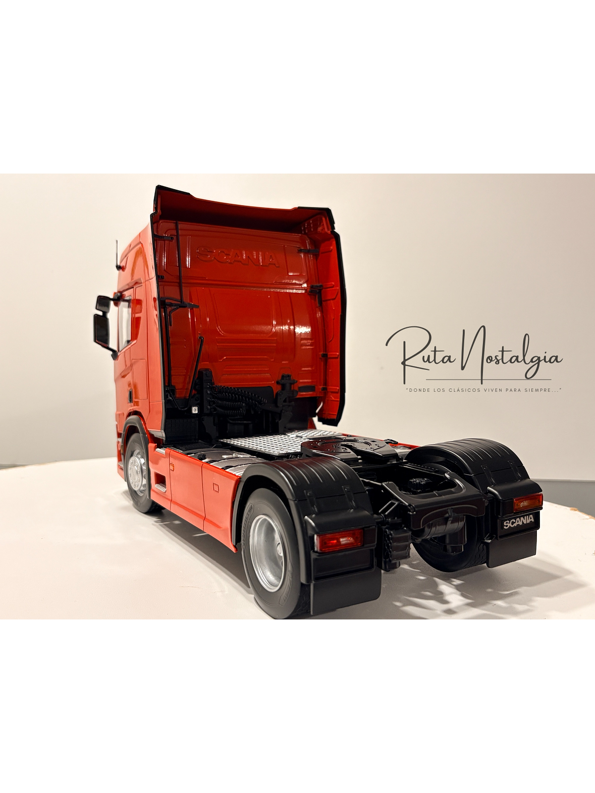 Scania R-Series Topline Roja 2019 1:18 Premium ClassiXXs by IXO | Tractocamión Scania R500 de colección 9