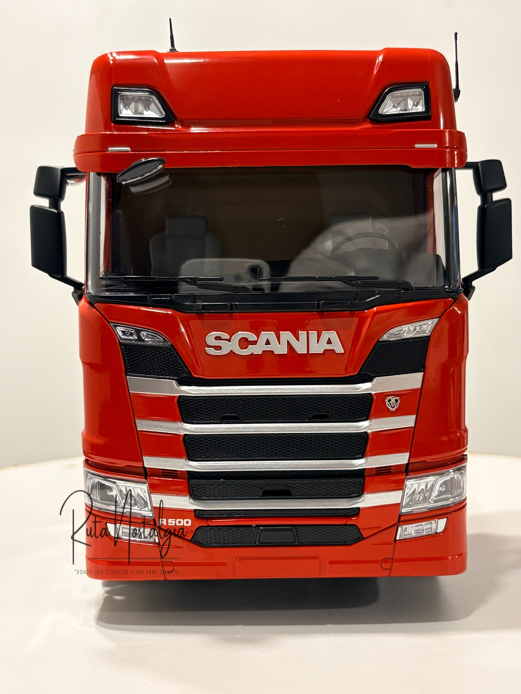 Scania R-Series Topline Roja 2019 1:18 Premium ClassiXXs by IXO | Tractocamión Scania R500 de colección 2