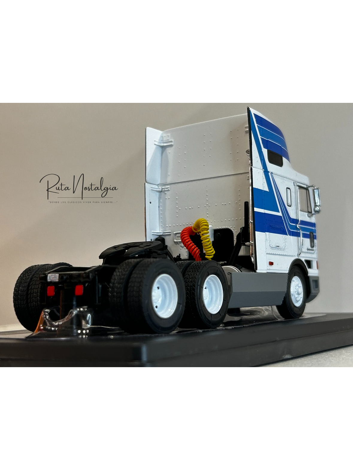 Camión International Eagle 9800 a Escala 1:43 | Modelo Coleccionable Ixo models. De alta precisión 6