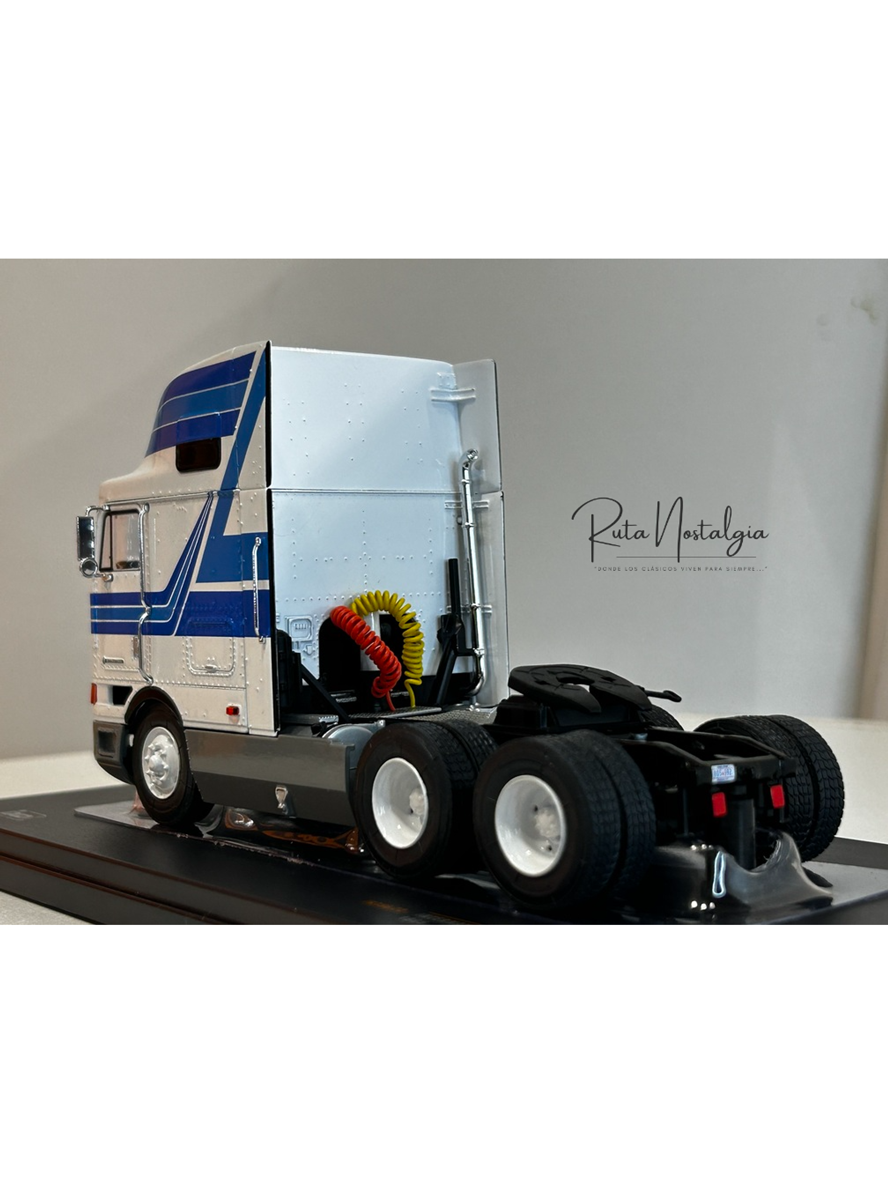 Camión International Eagle 9800 a Escala 1:43 | Modelo Coleccionable Ixo models. De alta precisión 8