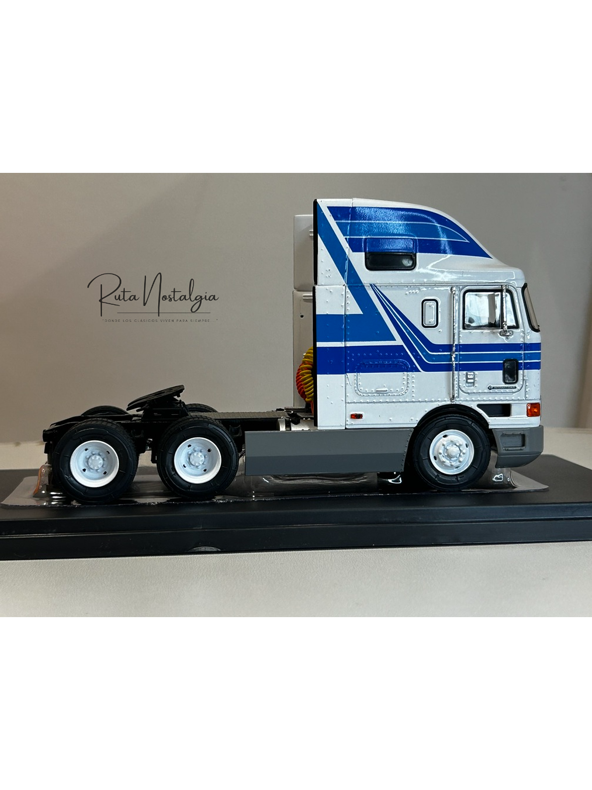 Camión International Eagle 9800 a Escala 1:43 | Modelo Coleccionable Ixo models. De alta precisión 5