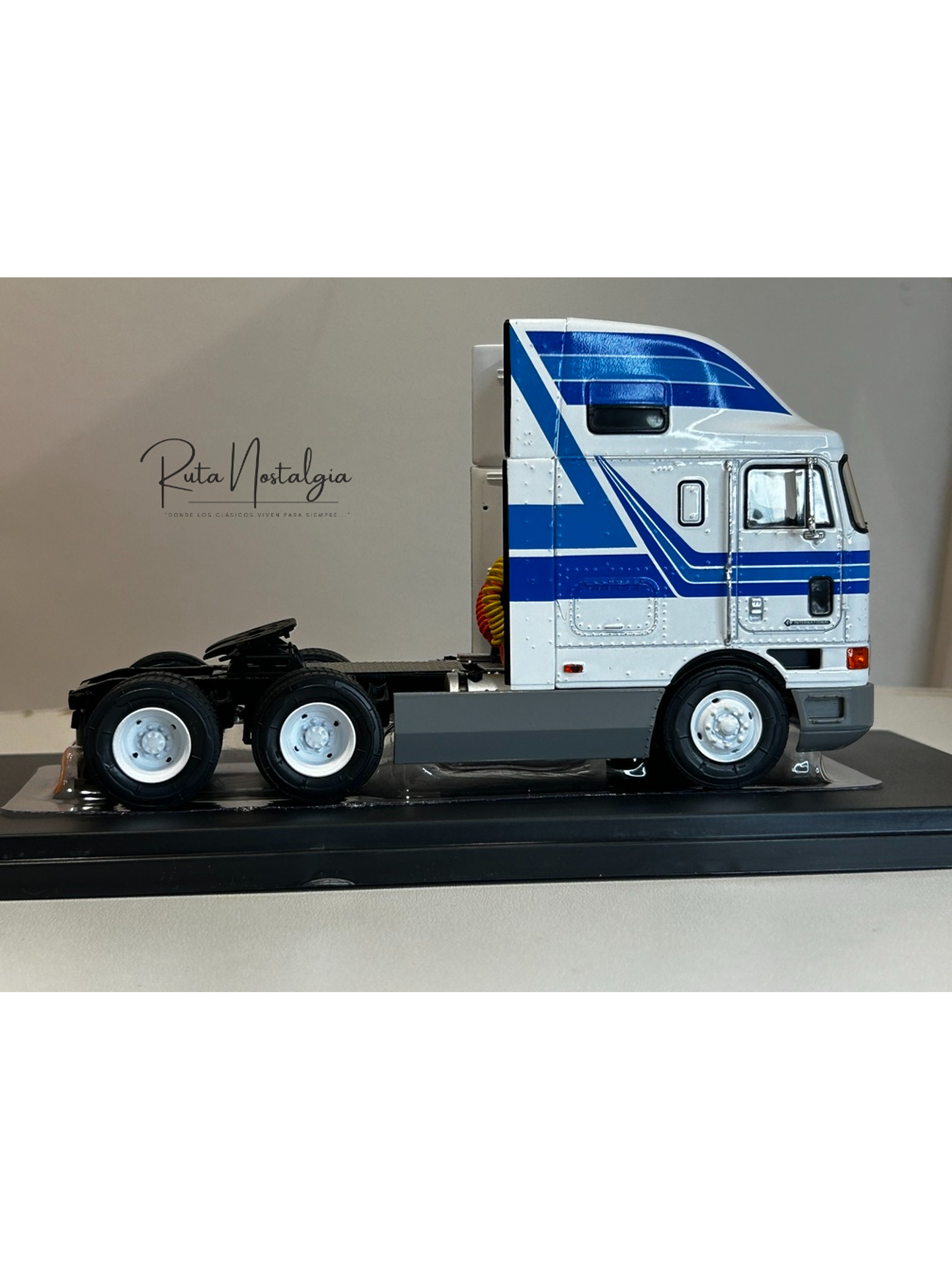 Camión International Eagle 9800 a Escala 1:43 | Modelo Coleccionable Ixo models. De alta precisión 5