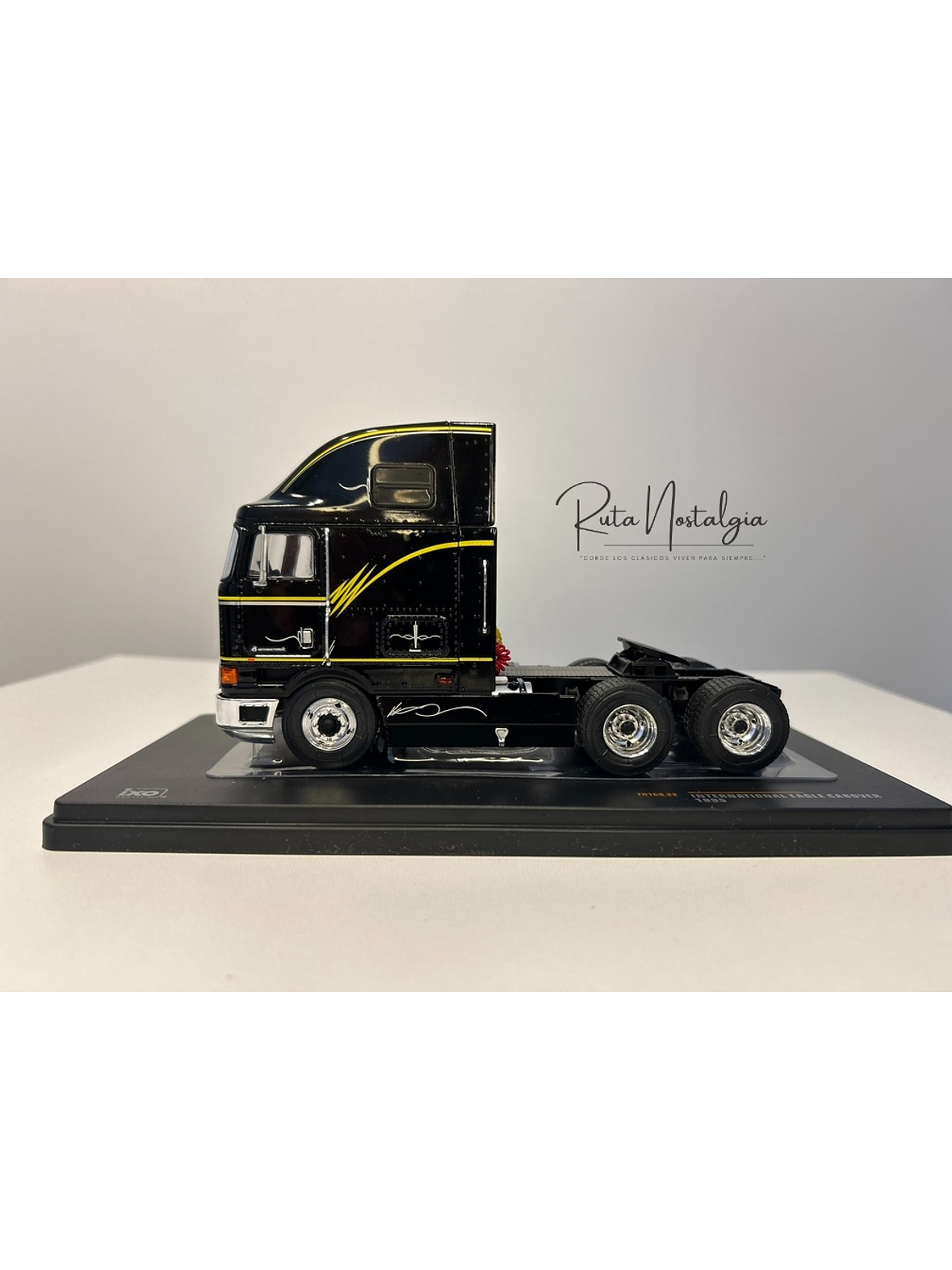 Camión International Eagle 9800 a Escala 1:43 | Modelo Coleccionable Ixo models. De alta precisión 18