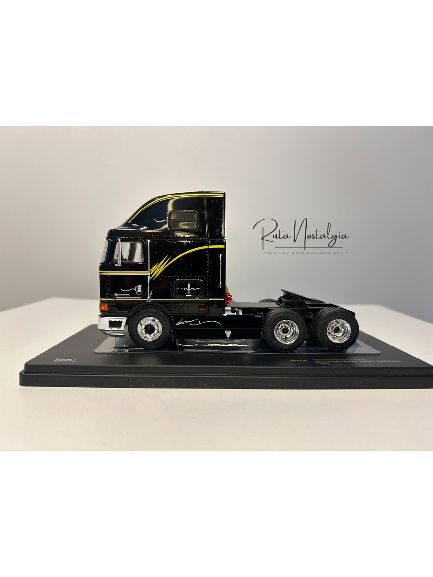 Camión International Eagle 9800 a Escala 1:43 | Modelo Coleccionable Ixo models. De alta precisión 18