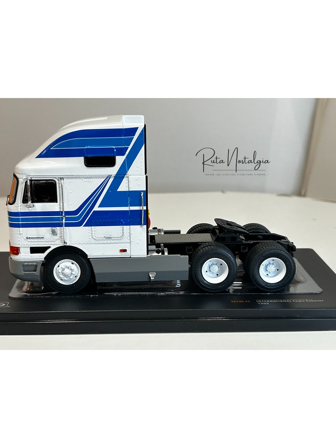 Camión International Eagle 9800 a Escala 1:43 | Modelo Coleccionable Ixo models. De alta precisión 9