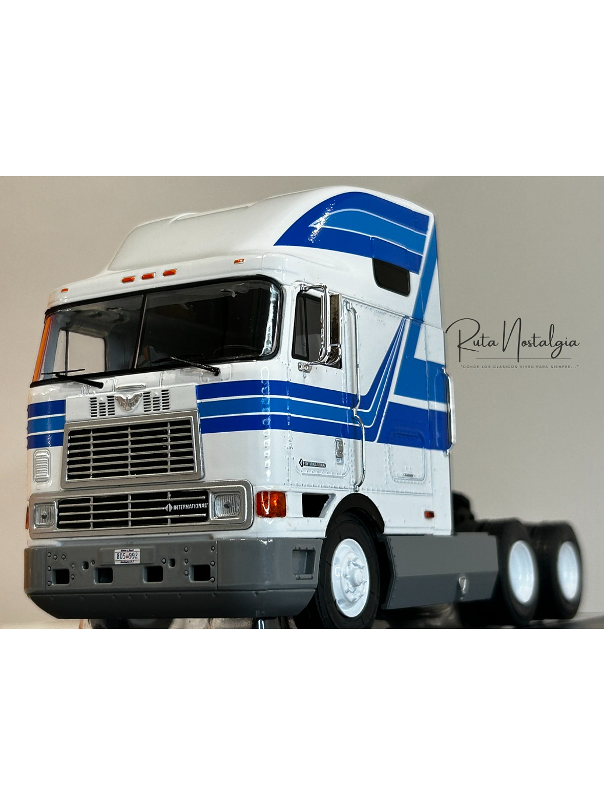 Camión International Eagle 9800 a Escala 1:43 | Modelo Coleccionable Ixo models. De alta precisión 1
