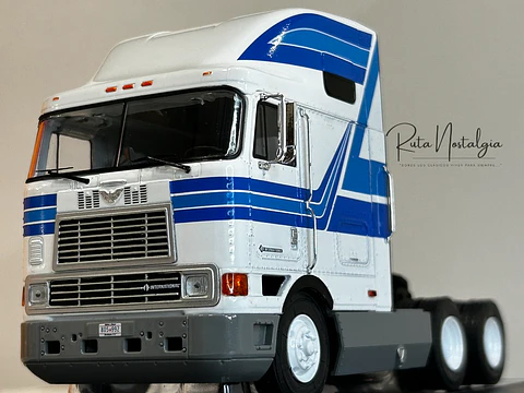 Camión International Eagle 9800 a Escala 1:43 | Modelo Coleccionable Ixo models. De alta precisión