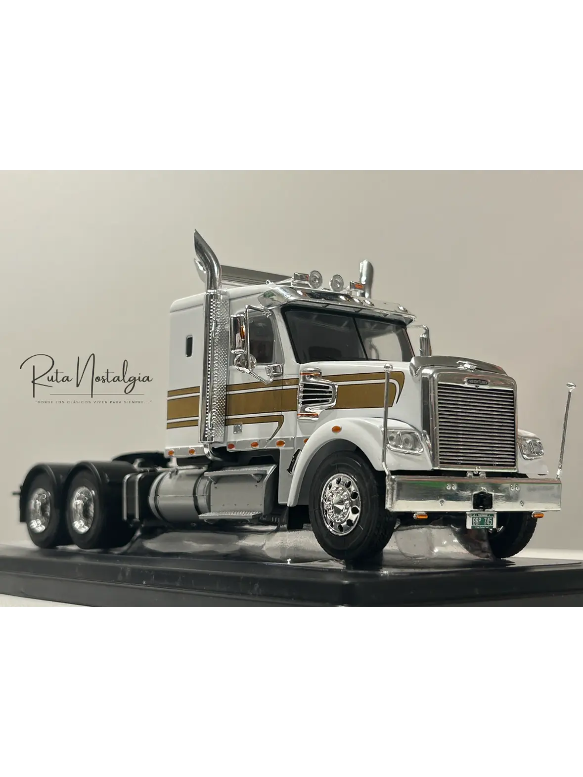 Camión Freightliner Coronado (2012) 6x4 |  IXO Models. Escala 1:43– Clásico americano de carretera | Diecast de colección 1